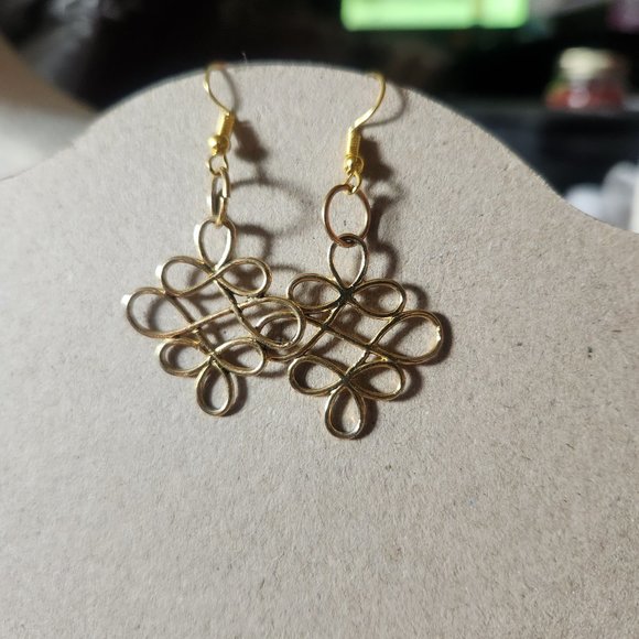 Gold Tone Hook Intricate Design Dangle Earrings NWT Style Tony Alexander Jewelry - Picture 1 of 2
